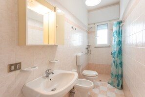 Douche, sèche-cheveux, bidet, serviettes fournies