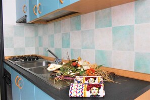 Réfrigérateur, four, plaque de cuisson