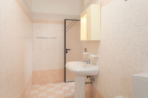 Dusche, Haartrockner, Bidet, Handtücher