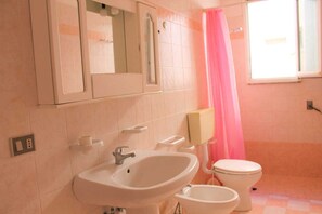 Dusche, Haartrockner, Bidet, Handtücher