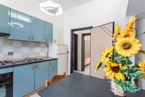 Kylskåp, ugn, spishäll och grytor/köksredskap