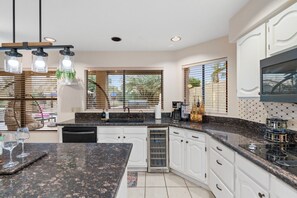 Køleskab, mikrobølgeovn, ovn, kogeplade