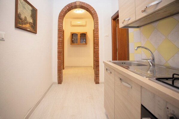 Kühlschrank, Ofen, Herdplatte, Kochgeschirr/Geschirr/Besteck