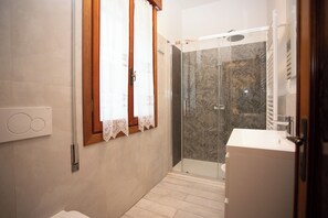 Shower, bidet, towels