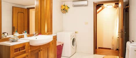 Doccia, asciugacapelli, bidet, asciugamani
