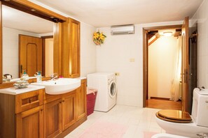 Bruser, hårtørrer, bidet, håndklæder