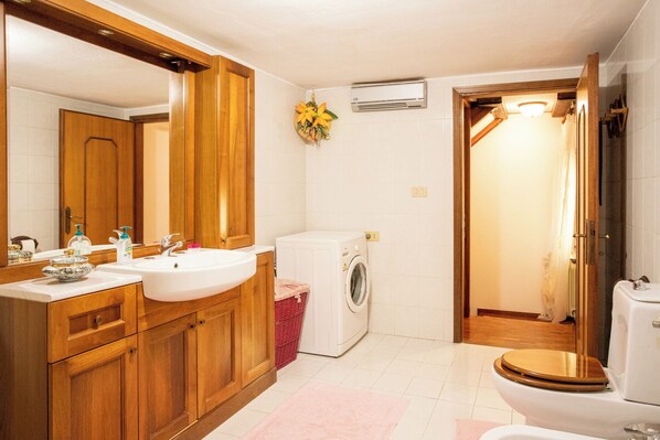 Dusche, Haartrockner, Bidet, Handtücher