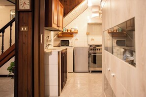 Kylskåp, ugn, spishäll och grytor/köksredskap