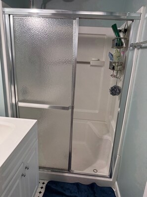 Shower, hair dryer, towels, soap - 3-bedroom house in Louisville with fitness area, WiFi, AC available for KY Derby (Louisville)