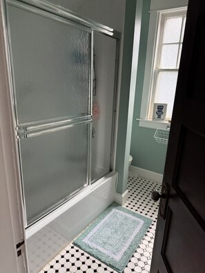 Shower, hair dryer, towels, soap - 3-bedroom house in Louisville with fitness area, WiFi, AC available for KY Derby (Louisville)