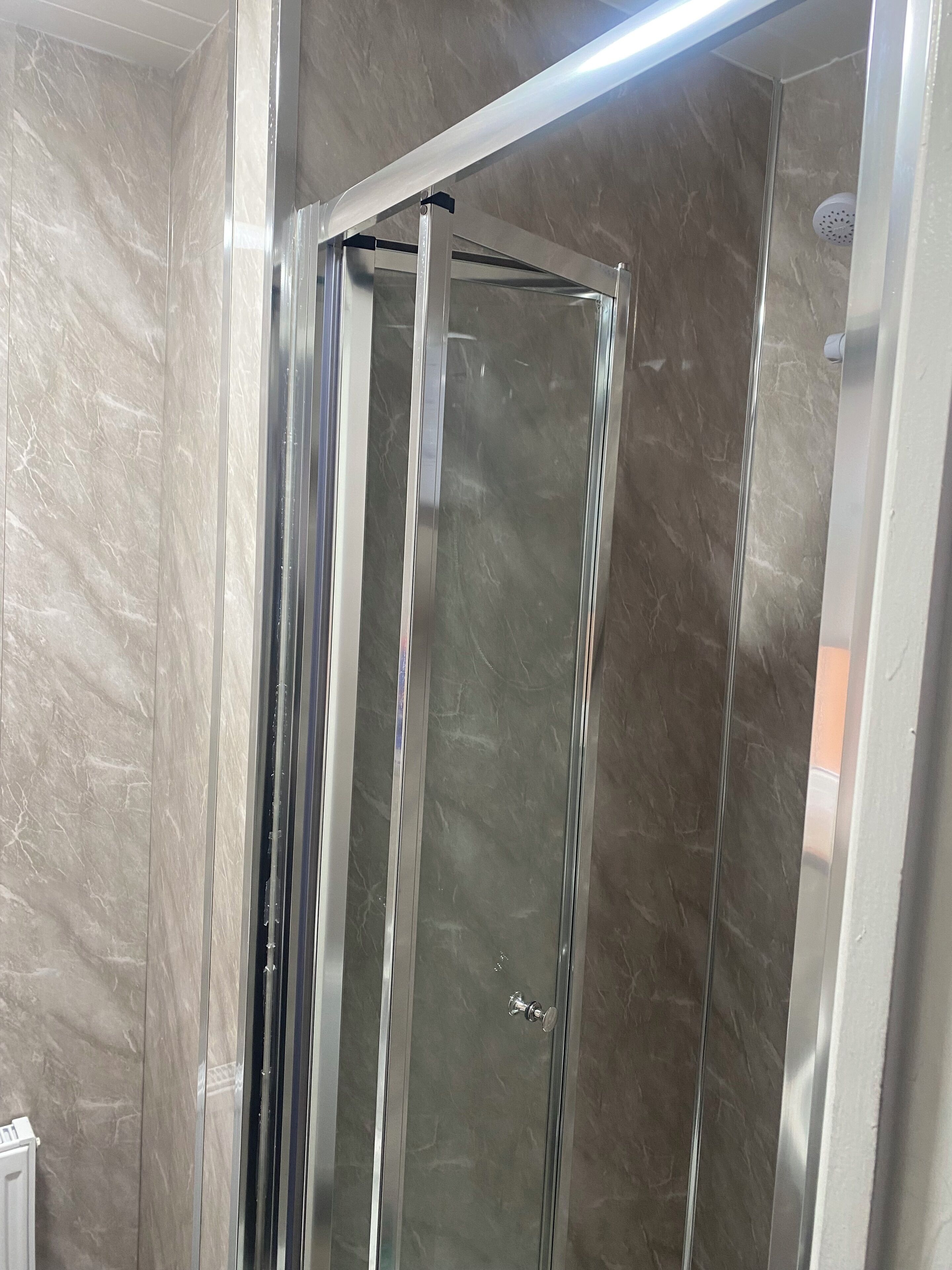 Dusche, Handtücher, Seife, Toilettenpapier
