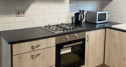 Budget En-suite in Wolverhampton/Birmingham Rd, situated in a quiet neighborhood