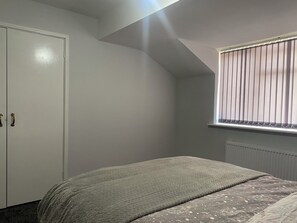 1 bedroom, iron/ironing board, WiFi, bed sheets - Budget En-suite in Wolverhampton/Birmingham Rd, situated in a quiet neighborhood (Lanesfield)