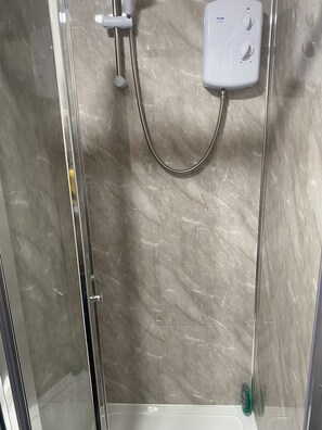 تجهيزات دش، مناشف، صابون، ورق حمّام