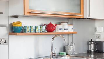 Kylskåp, ugn, diskmaskin och brödrost