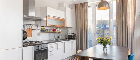 Geladeira, fogão, lava-louças, torradeira