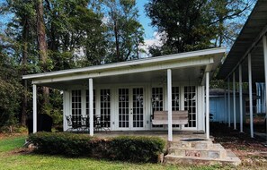 Property grounds - Lakeview, WiFi, grill, boat ramp access and AC on Lake Houston for 165 a night! (Huffman)