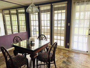 Dining - Lakeview, WiFi, grill, boat ramp access and AC on Lake Houston for 165 a night! (Huffman)