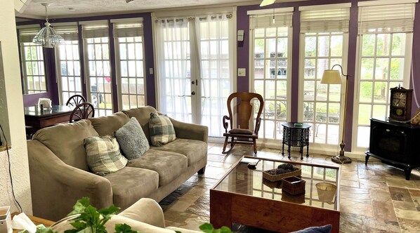 Living area - Lakeview, WiFi, grill, boat ramp access and AC on Lake Houston for 165 a night! (Huffman)