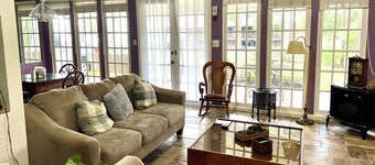 Lakeview, WiFi, grill, boat ramp access and AC on Lake Houston for 165 a night!