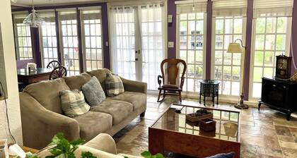 Lakeview, WiFi, grill, boat ramp access and AC on Lake Houston for 165 a night!