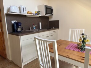 Kühlschrank, Mikrowelle, Herdplatte, Wasserkocher mit Kaffee-/Teezubehör