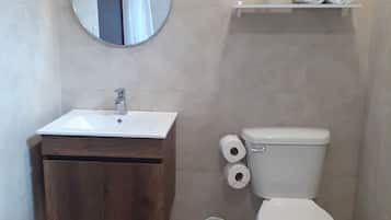 Basic Studio Suite | Bathroom