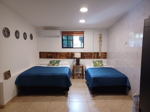 Basic Studio Suite | Iron/ironing board, free WiFi, bed sheets