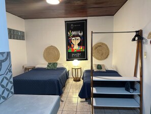 Tabla de planchar con plancha, wifi gratis y ropa de cama 
