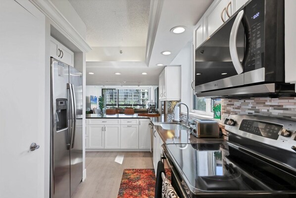 Fridge, microwave, oven, stovetop - Beachplace 6-205 by FVC (Longboat Key)