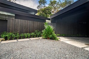 المنطقة المحيطة بالمنشأة