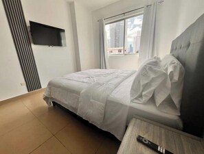 2 chambres, coffres-forts dans les chambres, fer et planche à repasser