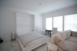 1 bedroom, desk, iron/ironing board, WiFi - Athena Elegant Bright Romantic jetted tub getaway wedding venues fitness room (Galloway)