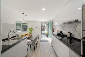Refrigerador, microondas, horno y cafetera y tetera