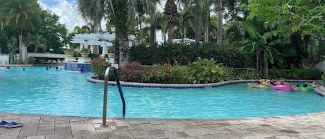 Alberca al aire libre y alberca climatizada