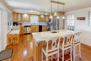 Kjøleskap, mikrobølgeovn, ovn og kokeplater