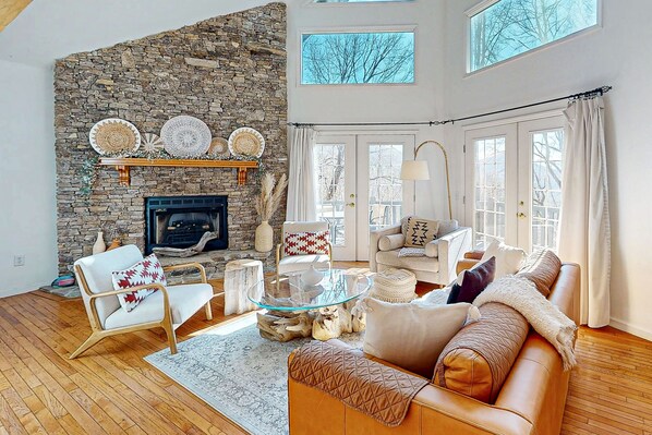 TV, peis, DVD-spiller og bordtennis