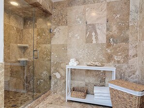 Ducha, bañera de hidromasaje, secador de pelo y bidé