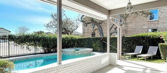 Luxurious 4 Bedroom Home on Taxiway in Spruce Creek Fly-in, 6 miles to beach!