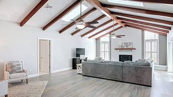 Una Smart TV, una chimenea, libros