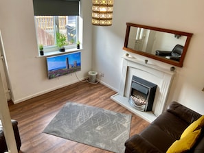 House | Living area | TV, fireplace - Cosy Contractors Retreat in Batley - Sleeps 3 (Batley)