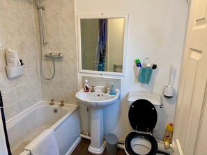 Huis | Badkamer | Een bad/douchecombinatie, een diep bad, gratis toiletartikelen