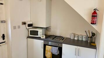 Maison | Cuisine privée | Réfrigérateur, micro-ondes, four, plaque de cuisson