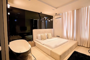 Luxury Apartment, 2 Bedrooms, Non Smoking, Balcony | 2 bedrooms, desk, laptop workspace, iron/ironing board - Libertini Apartments by Ken-Legend (Lekki)