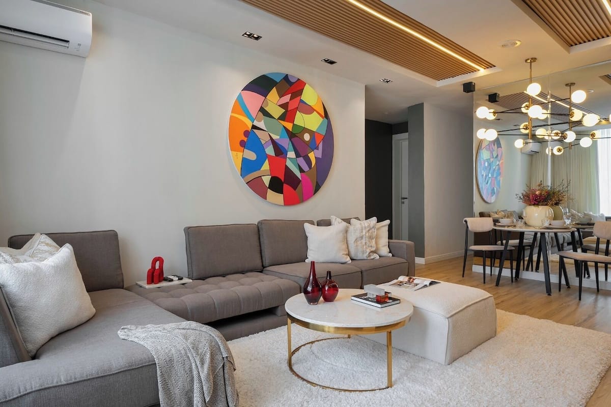 Classic Apartment, 2 Bedrooms, Non Smoking, Balcony | Ruang tamu | 50 inci sebuah televisyen pintar dengan kabel, konsol permainan video