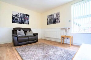 Living area - Travellers Economic Retreat in Orrell Park (Liverpool)