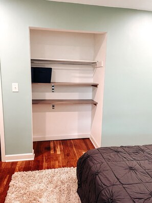 3 bedrooms, desk, iron/ironing board, travel crib