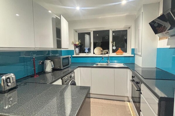 Kylskåp, mikrovågsugn, ugn och spishäll