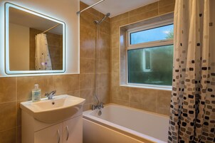 Chuveiro, toalhas de banho