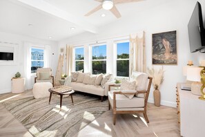 Televisio, videopelejä, DVD-soitin, kirjoja